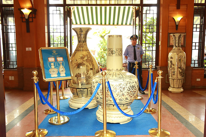 Th&agrave;nh vi&ecirc;n Tập đo&agrave;n BRG trưng b&agrave;y tinh hoa gốm Chu Đậu ch&agrave;o mừng Hội nghị thượng đỉnh Mỹ - Triều