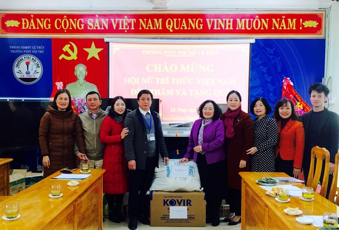 Tấm l&ograve;ng thơm thảo của c&aacute;c nữ tr&iacute; thức Việt Nam