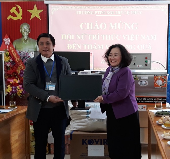 Tấm l&ograve;ng thơm thảo của c&aacute;c nữ tr&iacute; thức Việt Nam