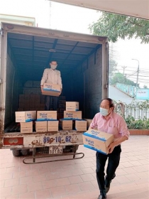 tinh nguyen tiep te qua tang toi nguoi cach ly xuyen dem