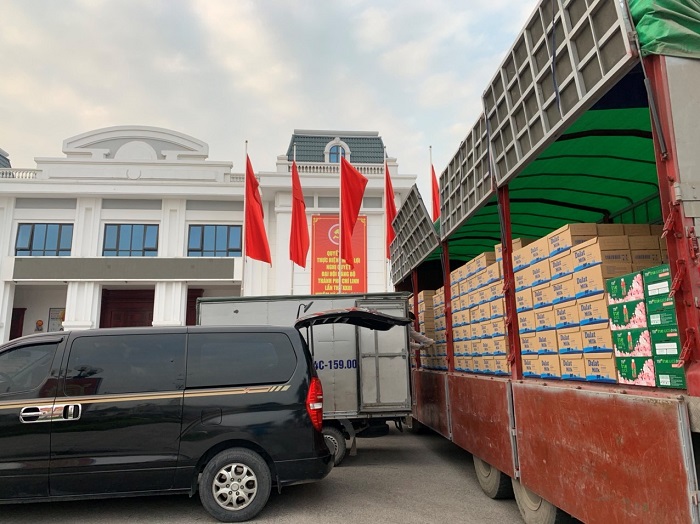 Tình nguyện tiếp tế quà tặng tới người cách ly xuyên đêm