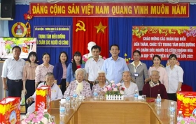 cong ty yen sao khanh hoa tang qua tet cho nguoi co cong va cac doi tuong xa hoi