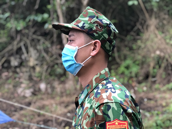 “Chân đạp mây bay, tóc vờn gió núi”