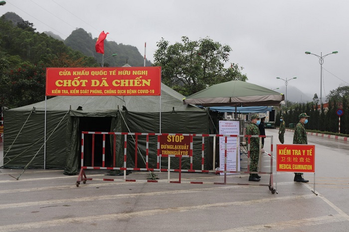 “Chân đạp mây bay, tóc vờn gió núi”