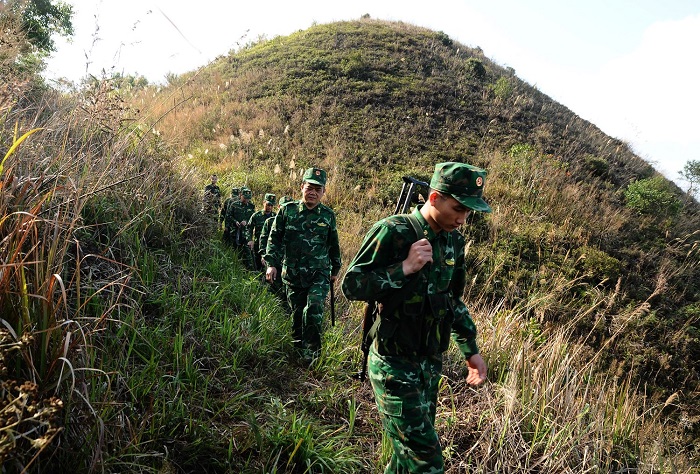 “Chân đạp mây bay, tóc vờn gió núi”