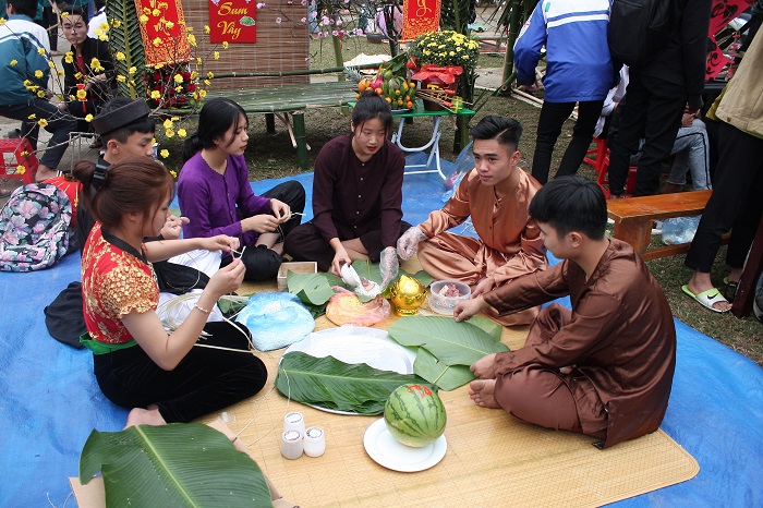 Người c&aacute;c ấp tưng bừng ra chợ Tết&hellip;