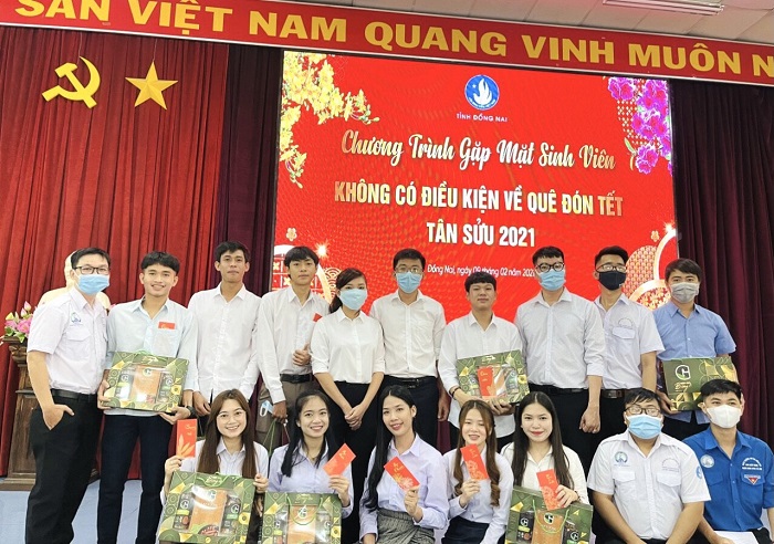 Đồng Nai : Tặng qu&agrave; Tết Nguy&ecirc;n đ&aacute;n 2021 cho sinh vi&ecirc;n L&agrave;o v&agrave; Campuchia ở lại do dịch bệnh Covid-19.