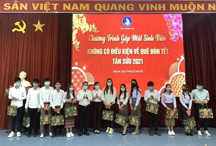 Đồng Nai : Tặng qu&agrave; Tết Nguy&ecirc;n đ&aacute;n 2021 cho sinh vi&ecirc;n L&agrave;o v&agrave; Campuchia ở lại do dịch bệnh Covid-19.