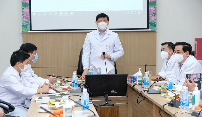 Bộ trưởng Nguyễn Thanh Long đón giao thừa trực tuyến cùng các điểm cầu điều trị Covid-19