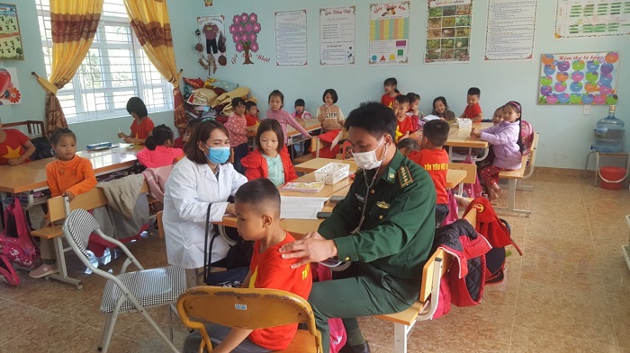 Tình trong ngực và đất nước trên vai