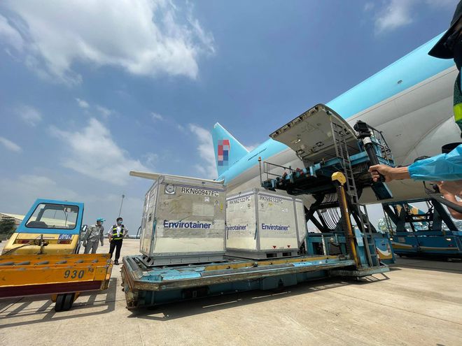 117.600 liều vắc-xin Covid-19 đầu ti&ecirc;n về tới Việt Nam trong s&aacute;ng 24/2