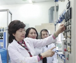 gsts dang kim chi ung xu duy tinh voi moi truong lang nghe