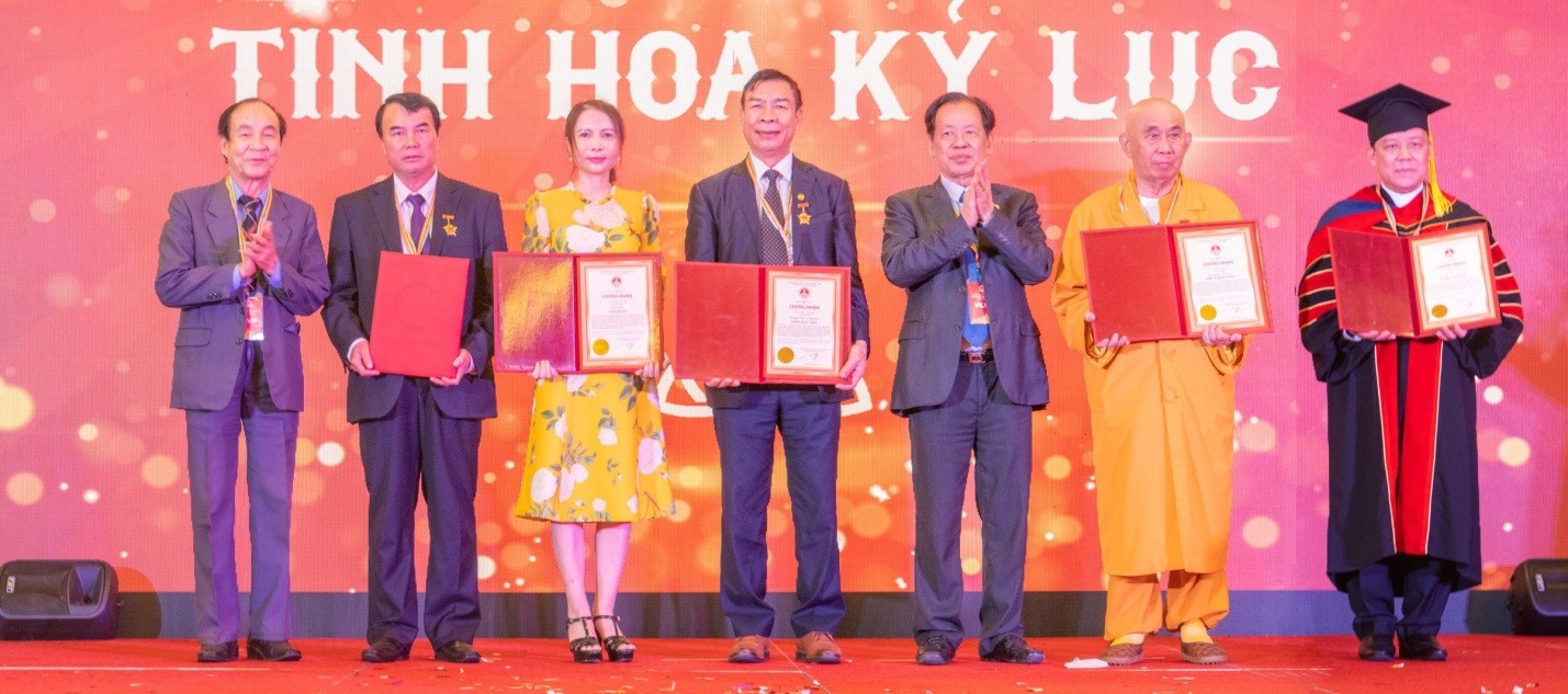 Gốm Đất Việt đón nhận kỷ niệm chương “Tinh hoa Kỷ lục” trong chương trình Hội ngộ kỷ lục gia Việt Nam lần thứ 45