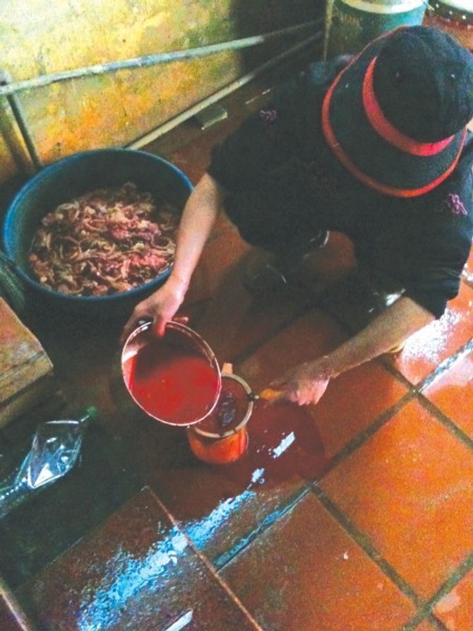 Mu&amp;amp;ocirc;n kiểu &amp;amp;quot;ph&amp;amp;ugrave; ph&amp;amp;eacute;p&amp;amp;quot; thực phẩm tại chợ - Ảnh 2