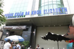 nhan vien phong kham elizabeth hanh hung phong vien khi bi thanh tra