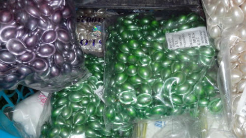 Kh&amp;ocirc;ng nh&amp;atilde;n m&amp;aacute;c, những t&amp;uacute;i nilon đựng vi&amp;ecirc;n dưỡng t&amp;oacute;c được chia nhỏ để b&amp;aacute;n cho NTD