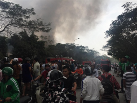 ha noi chay lon o cho quang cot khoi ngun ngut boc cao hang chuc met