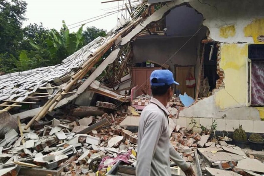 Indonesia: 2 người chết, 30 du khách mắc kẹt vì sạt lở đất