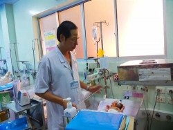 phau thuat lay khoi buou khung 31kg cho benh nhi 1 ngay tuoi