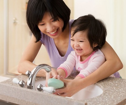 &ldquo;Kiềng 3 ch&acirc;n&rdquo; bảo vệ trẻ thơ an to&agrave;n trước dịch bệnh vi&ecirc;m phổi do Covid-19
