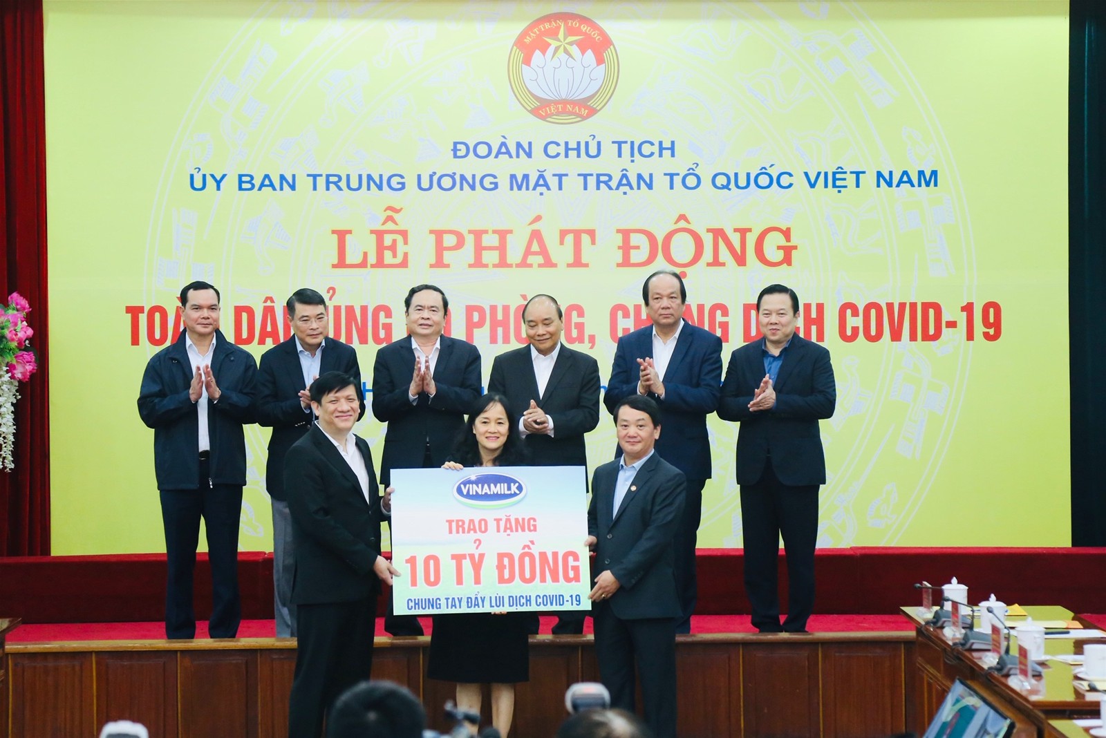 Vinamilk hỗ trợ 10 tỷ đồng để mua thiết bị y tế gi&uacute;p ph&aacute;t hiện nhanh virus SARS-COV-2