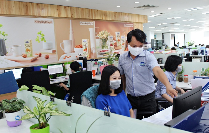 Vinamilk hỗ trợ 10 tỷ đồng để mua thiết bị y tế gi&uacute;p ph&aacute;t hiện nhanh virus SARS-COV-2