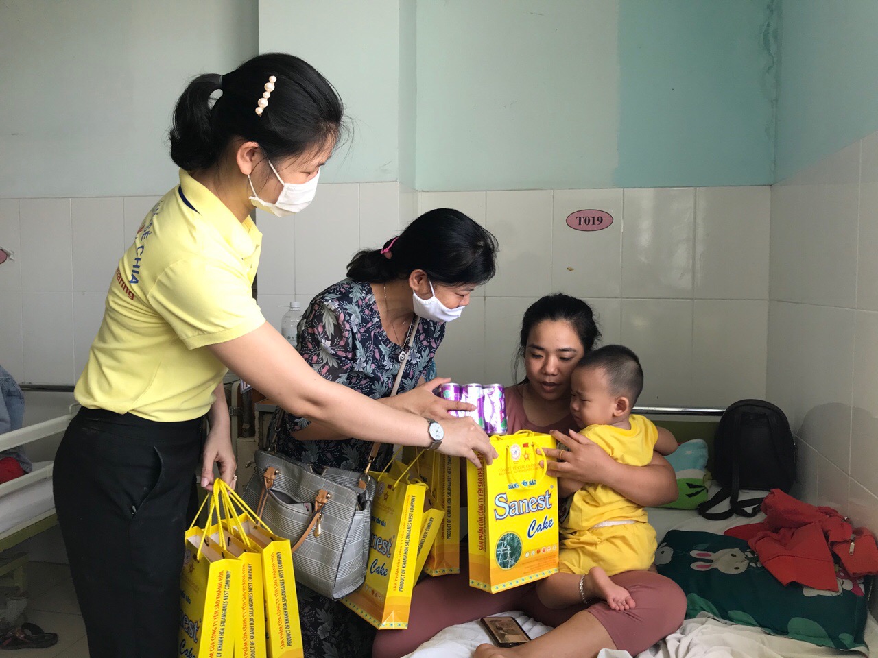 Khánh Hòa: 600 phần quà đến tay bệnh nhân nghèo