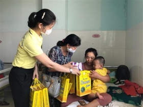 khanh hoa 600 phan qua den tay benh nhan ngheo