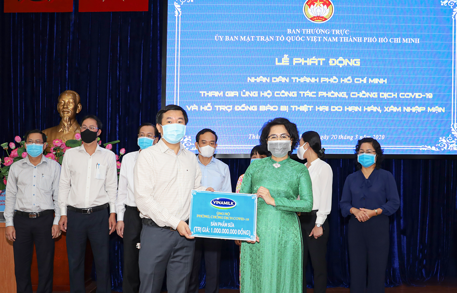 Vinamilk trao tặng sản phẩm dinh dưỡng cho c&aacute;n bộ y tế tuyến đầu chống dịch Covid-19
