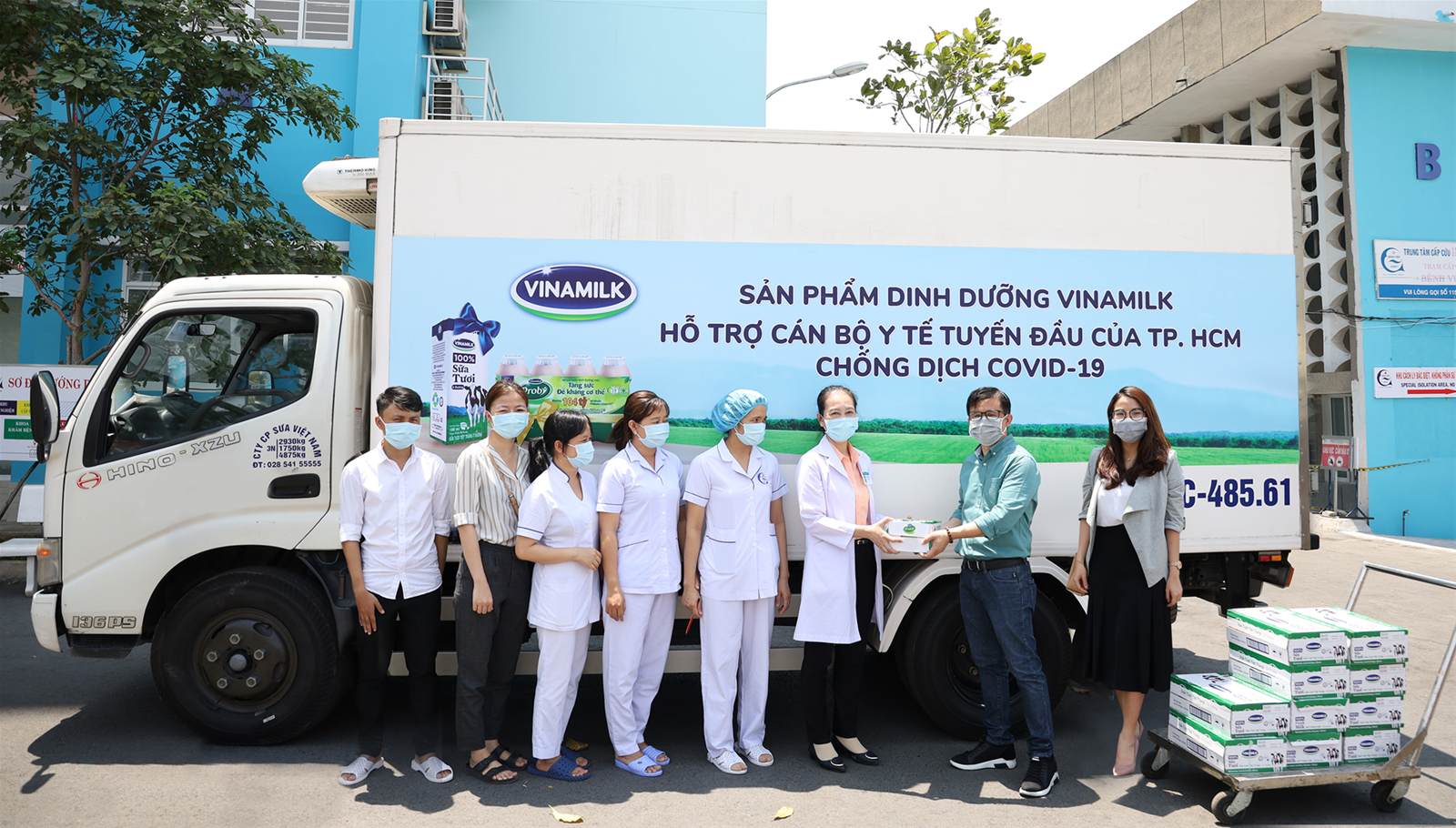Vinamilk trao tặng sản phẩm dinh dưỡng cho c&aacute;n bộ y tế tuyến đầu chống dịch Covid-19