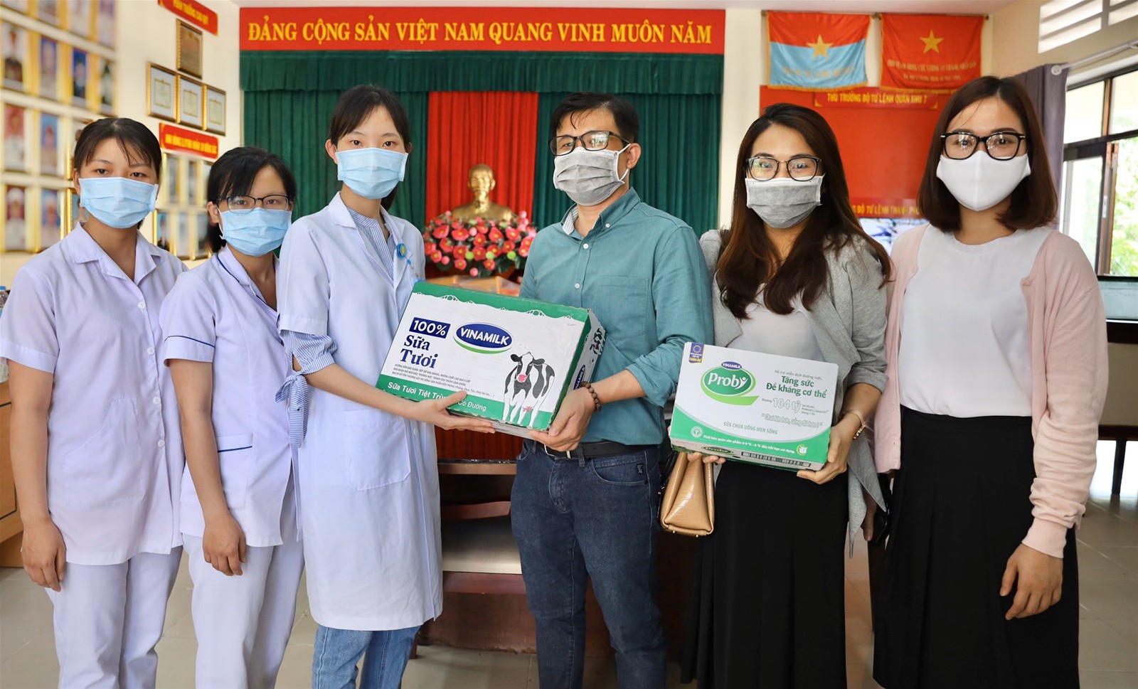 Vinamilk trao tặng sản phẩm dinh dưỡng cho c&aacute;n bộ y tế tuyến đầu chống dịch Covid-19