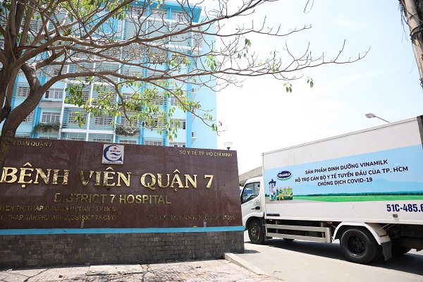 Vinamilk trao tặng sản phẩm dinh dưỡng cho c&aacute;n bộ y tế tuyến đầu chống dịch Covid-19