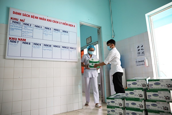 Vinamilk trao tặng sản phẩm dinh dưỡng cho c&aacute;n bộ y tế tuyến đầu chống dịch Covid-19