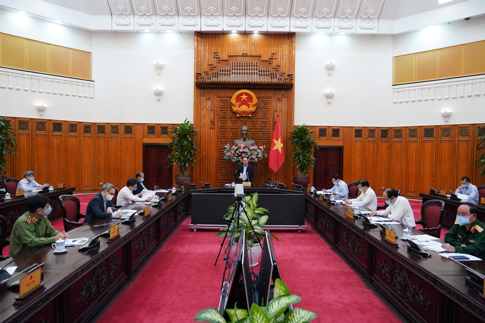 Thủ tướng chủ trì họp Thường trực Chính phủ bàn các giải pháp mới chống dịch COVID-19