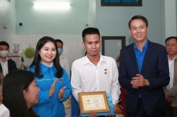 nguoi hung cuu chau be nga tu tang 12 duoc thu tuong bieu duong nhan bang khen tu chu tich ubnd tp ha noi