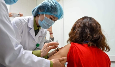 H&ocirc;m nay (8/3), Việt Nam bắt đầu ti&ecirc;m vắc-xin ph&ograve;ng Covid-19