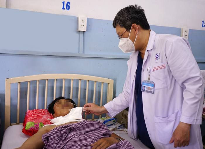 TP.Hồ Ch&iacute; Minh: Cấp cứu th&agrave;nh c&ocirc;ng nam thanh ni&ecirc;n bị thanh sắt đ&ecirc;m xuy&ecirc;n cổ