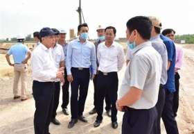 chu tich ubnd tinh thua thien hue kiem tra tien do xay dung du an nha ga hanh khach t2 cang hang khong quoc te phu bai