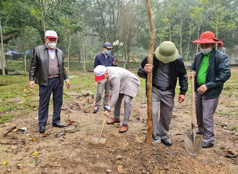 Tạp chí Tài nguyên và Môi trường trồng 1003 cây xanh tại đền Sóc Sơn, Hà Nội