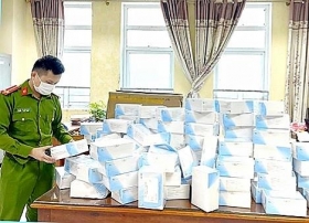 cong an tinh ha tinh thu giu 2500 mau kit test covid 19 khong ro nguon goc