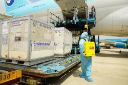 tong giam doc cong ty astrazeneca viet nam da dung khi uu tien tiem chung truoc khi mo cua hoan toan