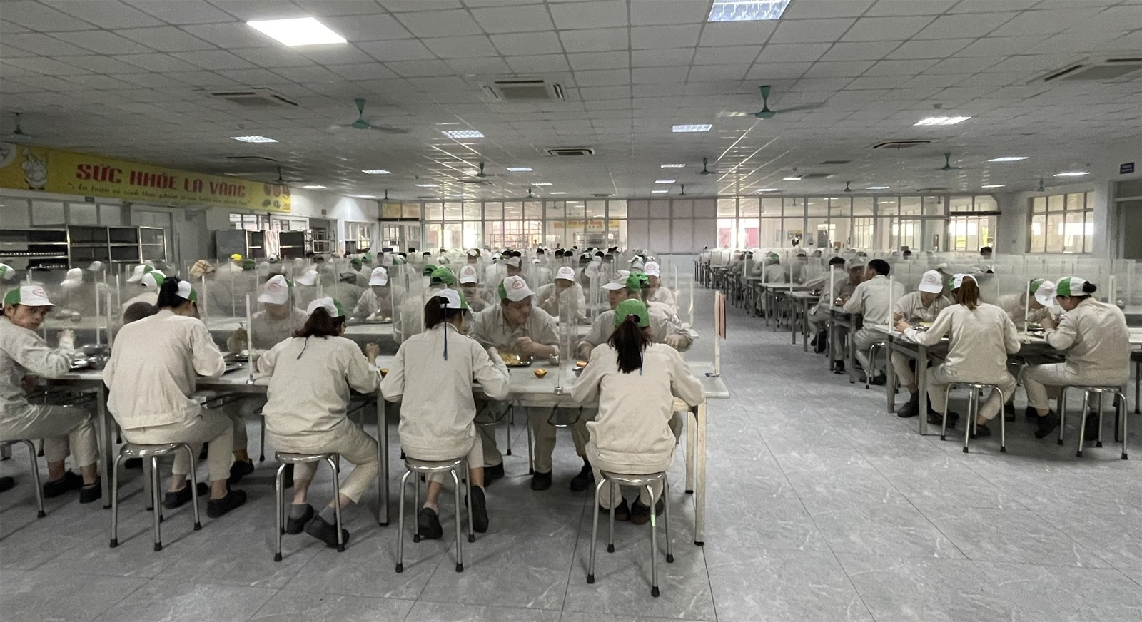 Chăm lo sức khỏe người lao động qua từng bữa ăn