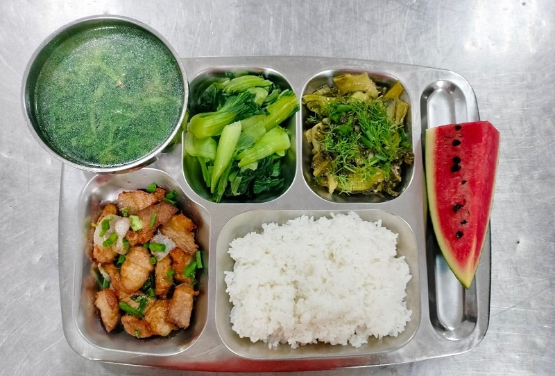 Chăm lo sức khỏe người lao động qua từng bữa ăn
