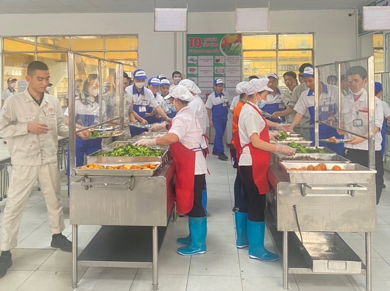 Chăm lo sức khỏe người lao động qua từng bữa ăn