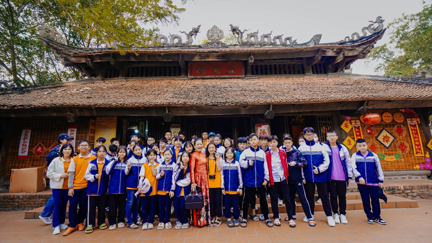Học sinh Trường THCS Phùng Hưng (Thị xã Sơn Tây) trải nghiệm lịch sử tại Đền thờ Chu Văn An
