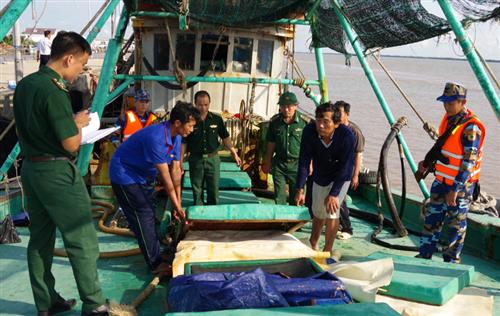 BĐBP Sóc Trăng bắt phương tiện vận chuyển 40.000 dầu không rõ nguồn gốc