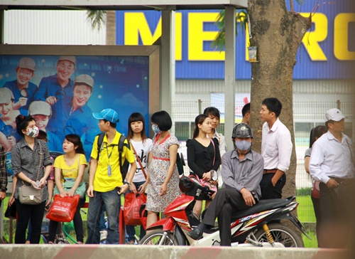 Xe &amp;ocirc;m hi&amp;ecirc;n ngang ngồi tr&amp;ecirc;n l&amp;ograve;ng đường, chắn lối xuống của kh&amp;aacute;ch