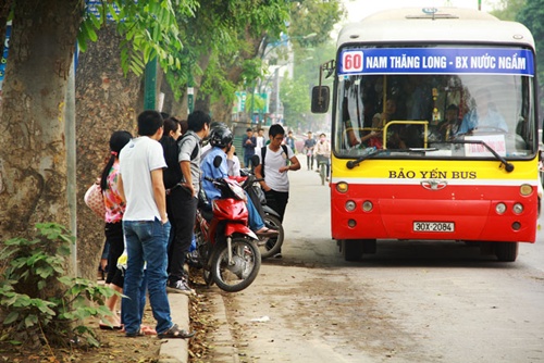 Xe bu&amp;yacute;t phải...tr&amp;aacute;nh xe &amp;ocirc;m