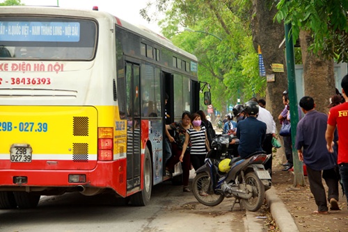 Do xe &amp;ocirc;m chắn lối n&amp;ecirc;n h&amp;agrave;nh kh&amp;aacute;ch gặp nhiều kh&amp;oacute; khăn khi l&amp;ecirc;n - xuống xe bu&amp;yacute;t