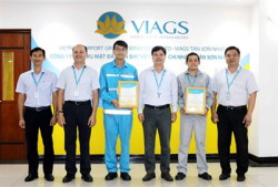 bieu duong 2 nhan vien tren tau viags tan son nhat nhat gan 200 trieu dong tra lai cho hanh khach